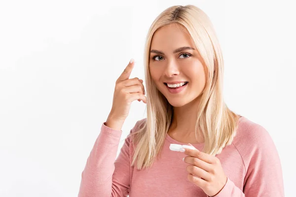 Donna sorridente con lente a contatto e contenitore sorridente alla fotocamera isolata su bianco — Foto stock