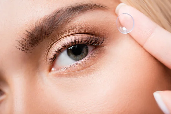 Vista de cerca de la mujer que sostiene la lente de contacto cerca del ojo - foto de stock