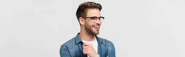 Homem alegre em camisa jeans e óculos isolados em cinza, banner — Fotografia de Stock