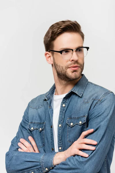 Homem de óculos e camisa jeans olhando para longe isolado em cinza — Fotografia de Stock