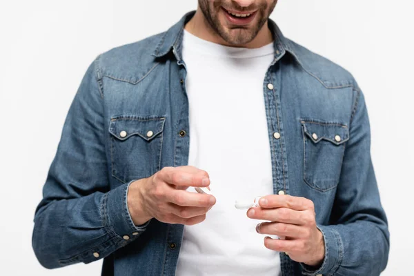 Vista recortada del hombre sonriente sosteniendo contenedor con lentes de contacto aisladas en gris - foto de stock