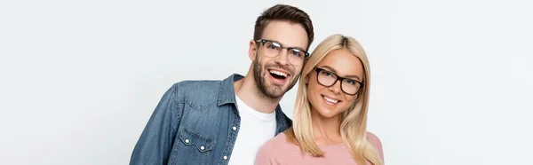 Pareja joven en gafas de vista sonriendo a la cámara aislada en gris, pancarta - foto de stock