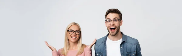 Fröhliches Paar mit Brille blickt vereinzelt in die Kamera auf grauem Banner — Stockfoto