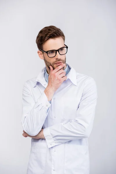 Офтальмолог в очках, стоящих изолированно на сером — стоковое фото