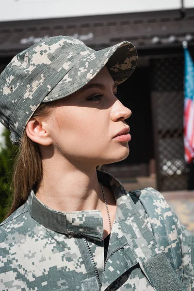 Ritratto di donna militare sicura in uniforme distogliendo lo sguardo su sfondo sfocato — Foto stock