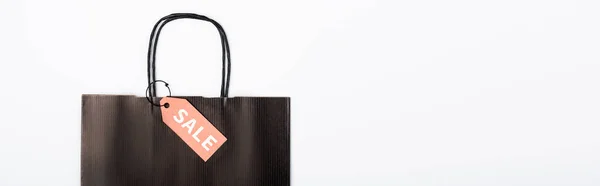 Panoramaorientierung der schwarzen Einkaufstasche mit Verkaufsaufdruck auf Preisschild auf weißem Hintergrund — Stockfoto