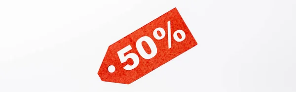 Cultivo panorámico de etiqueta de precio rojo con 50 por ciento de signos sobre fondo blanco - foto de stock