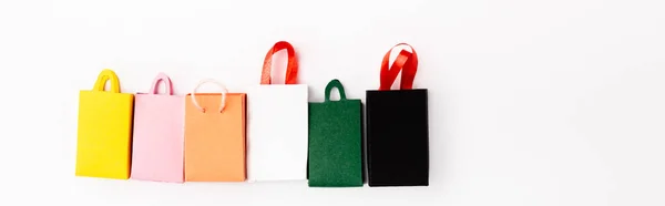 En-tête de site Web de petits sacs à provisions colorés sur fond blanc — Photo de stock