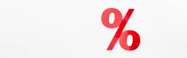 Tiro panorâmico de sinal de porcentagem vermelha no fundo branco — Fotografia de Stock