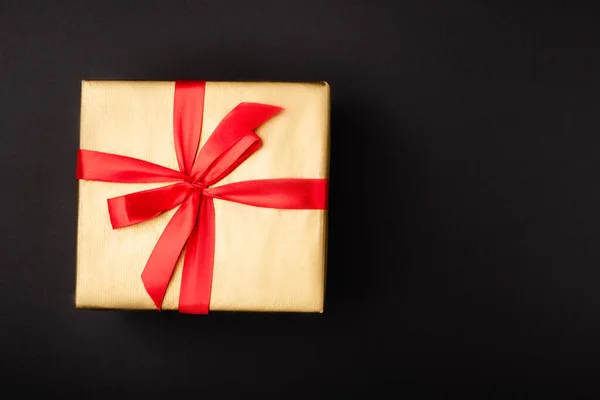 Top view of gift box with bow on black background — Stock Photo