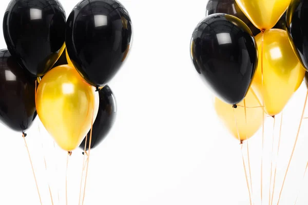 Ballons noirs et dorés isolés sur blanc — Photo de stock