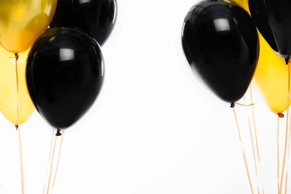 Festliche schwarze und gelbe Luftballons auf weißem Grund — Stockfoto