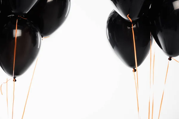 Globos festivos negros con cuerdas aisladas en blanco - foto de stock