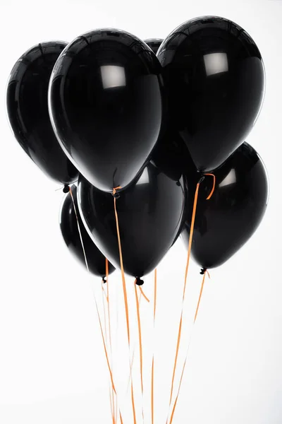 Ballons noirs décoratifs sur cordes isolés sur blanc — Photo de stock