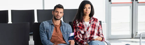 Passeggeri interrazziali titolari di passaporti con biglietti aerei in aeroporto, banner — Foto stock