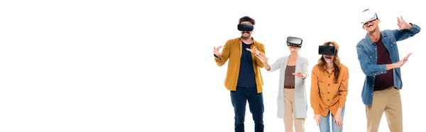 Lächelnde Menschen mit Virtual-Reality-Headsets isoliert auf weißem Banner — Stockfoto