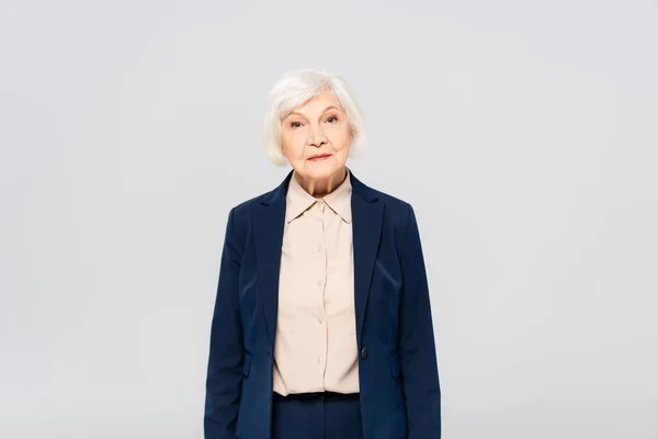 Femme âgée regardant la caméra isolée sur gris — Photo de stock