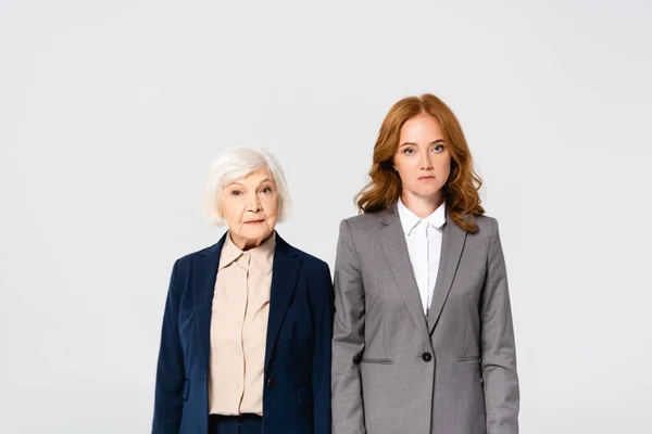 Geschäftsfrauen in formeller Kleidung blicken vereinzelt auf graue Kameras — Stockfoto