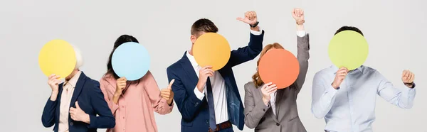Multiethnische Geschäftsleute, die Gesichter mit bunten Karten bedecken und wie isoliert auf grauen Bannern erscheinen — Stockfoto