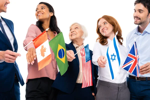 Banderas de países en manos de empresarios multiétnicos sobre fondo arrugado aislados sobre blanco - foto de stock