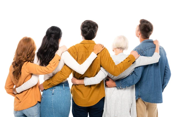 Vista posterior de personas multiétnicas abrazándose aisladas en blanco - foto de stock