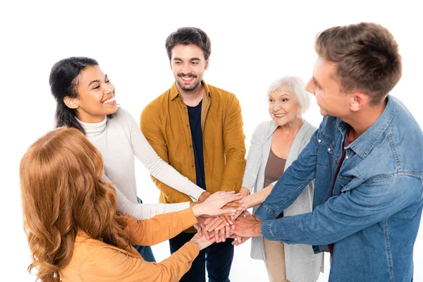 Sonrientes personas multiculturales cogidas de la mano aisladas en blanco - foto de stock