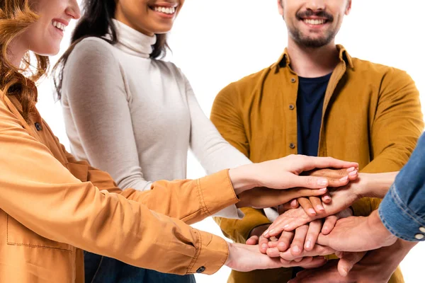 Ausgeschnittene Ansicht lächelnder multiethnischer Menschen, die die Hände isoliert auf weißem Grund halten — Stockfoto