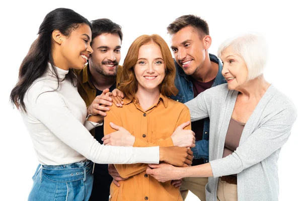Multikulturelle Freunde umarmen lächelnde Frau isoliert auf Weiß — Stockfoto