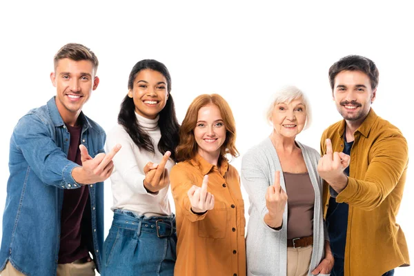Lächelnde multiethnische Menschen blicken in die Kamera, während sie Mittelfinger isoliert auf Weiß zeigen — Stockfoto