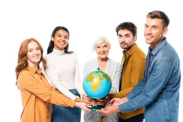 Lächelnde multiethnische Freunde halten Globus isoliert auf weißem Grund — Stockfoto