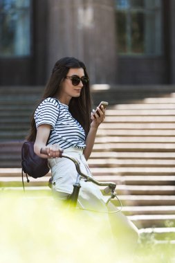 sokakta smartphone kullanan genç çekici kadın yan görünüm