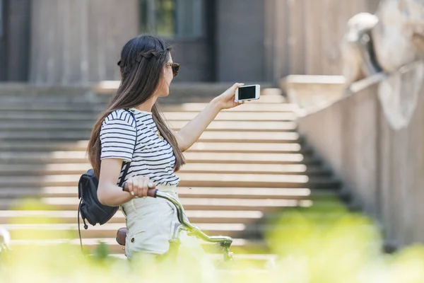Вид Сбоку Молодой Привлекательной Женщины Солнцезащитных Очках Делающей Селфи Смартфоне — Бесплатное стоковое фото
