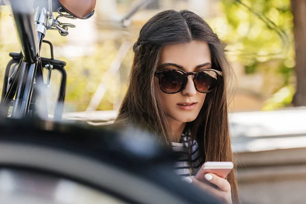 Portrait Young Woman Using Smartphone While Sitting Retro Bicycle Street — Free Stock Photo