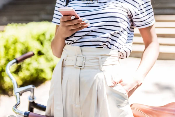 스마트폰을 거리에 여자의 자른된 — 무료 스톡 포토
