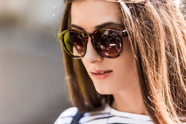 Portrait Beautiful Young Woman Sunglasses Street — Stock Photo, Image