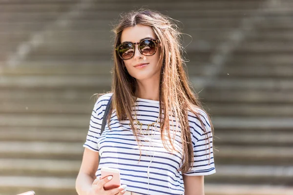 Retrato Jovem Mulher Sorridente Óculos Sol Com Smartphone Rua — Fotografia de Stock