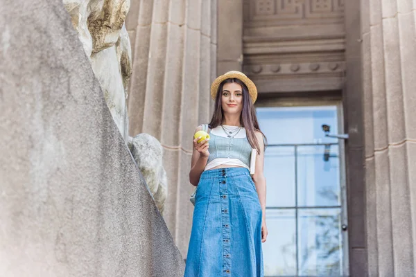 Vista Ángulo Bajo Mujer Joven Con Estilo Sombrero Con Manzana — Foto de stock gratis