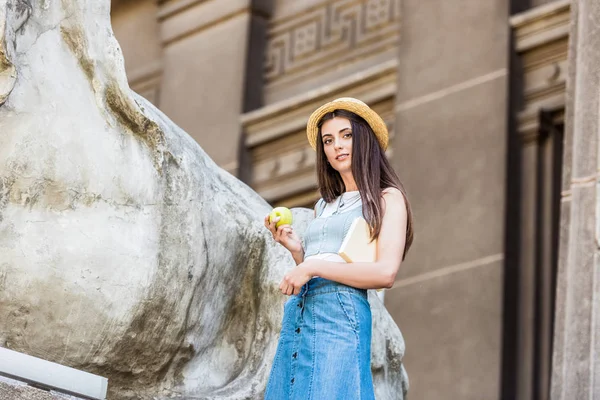 taze elma ile şapkalı şık kadın düşük açılı görünüş Caddesi üzerinde