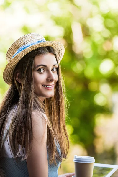 Seitenansicht Einer Jungen Lächelnden Frau Mit Tablet Und Kaffee Auf — Stockfoto