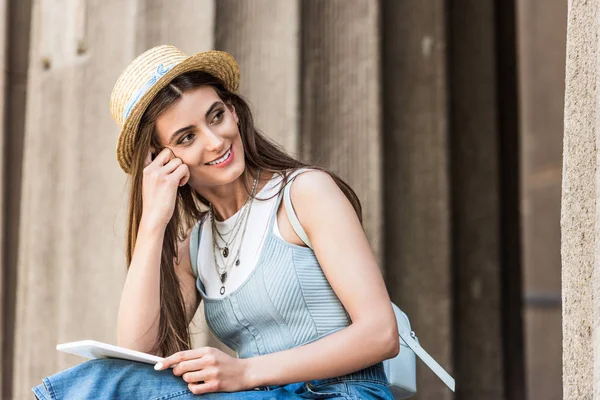 Ritratto Bella Donna Sorridente Con Tablet Digitale Sulla Strada — Foto stock gratuita