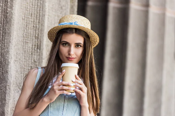 Ritratto Giovane Bella Donna Cappello Paglia Con Caffè Andare Strada — Foto stock gratuita