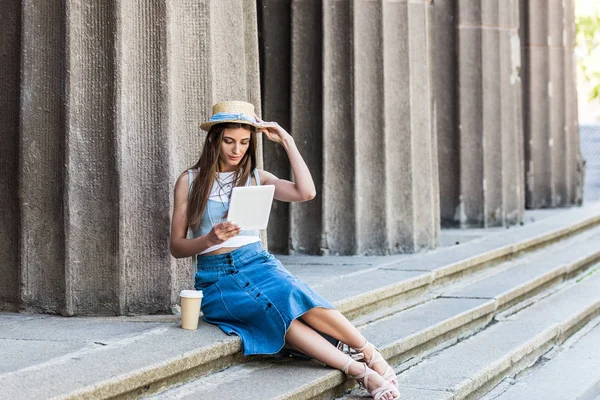 Ung Kvinna Med Kaffe Att Använda Surfplatta Medan Sitter Stegen — Stockfoto