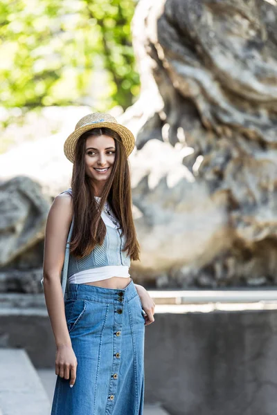 Retrato Hermosa Mujer Sonriente Con Pelo Largo Sombrero Paja Calle — Foto de stock gratis