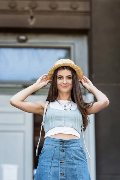 Portret Van Mooie Lachende Vrouw Stro Hoed Straat — Gratis stockfoto