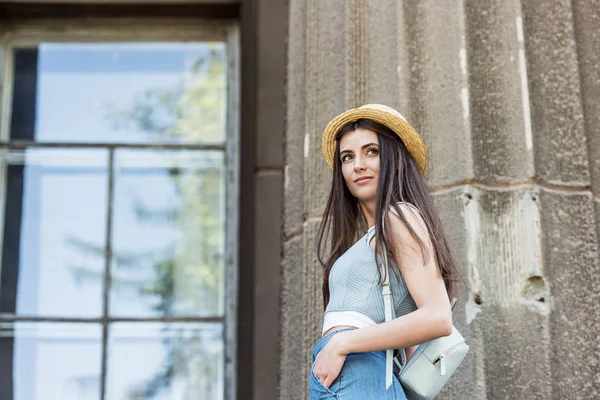 Vista Lateral Joven Hermosa Mujer Sombrero Paja Calle — Foto de Stock