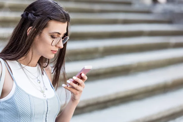 Μερική Άποψη Του Νεαρή Γυναίκα Γυαλιά Χρησιμοποιώντας Smartphone Στην Οδό — Φωτογραφία Αρχείου
