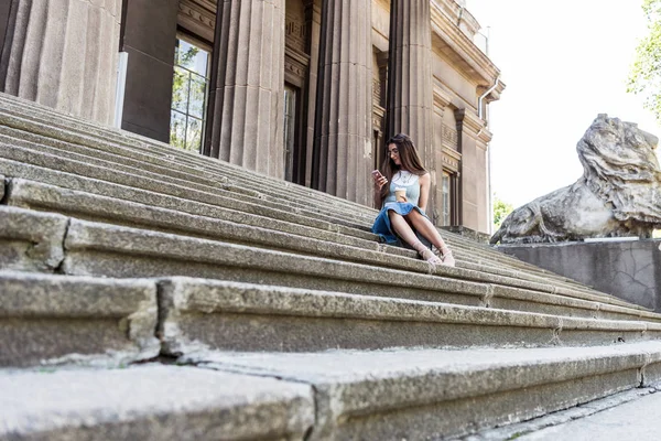 Молода Жінка Використовує Смартфон Відпочиваючи Сходах Вулиці — Безкоштовне стокове фото
