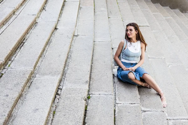 Young Stylish Woman Eyeglasses Denim Skirt Resting Steps Street — Free Stock Photo