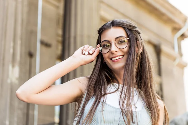 Portrait Belle Femme Souriante Dans Les Lunettes Vue Sur Rue — Photo