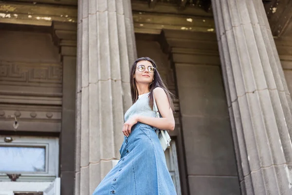 Gözlük uzağa sokakta seyir içinde genç çekici kadın düşük açılı görünüş